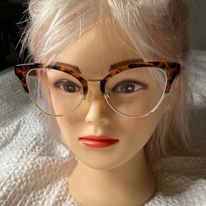Eyeglasses with tortoiseshell and gold frames - prescription lenses